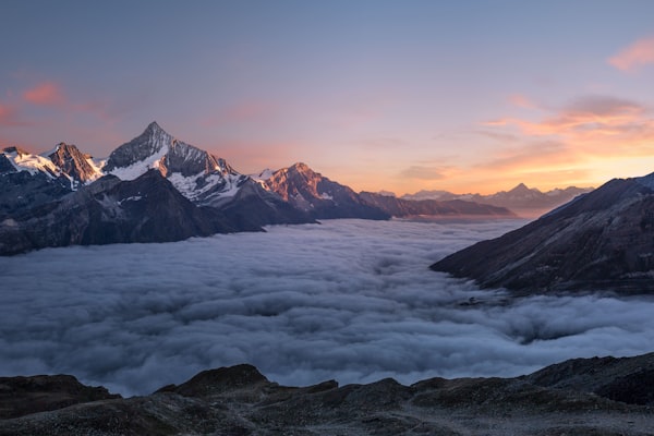 徒步者穿越壮丽雪山与冰川的自然景观